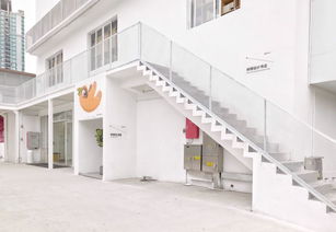 光影与灵感交织 在纯白文创空间开启文艺人像创作之旅